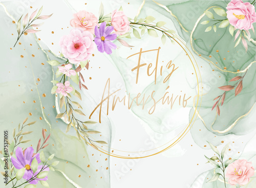 cartão ou banner para desejar feliz aniversário num círculo dourado com flores e folhagens cor-de-rosa e roxas sobre um fundo cru verde e branco