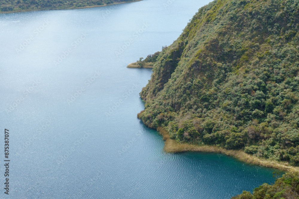 Obraz premium View of the coast of the crater lake