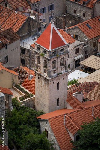 Blick auf den Kirchturm in der Altstadt von Omiš, Kroatien (Hochformat) photo