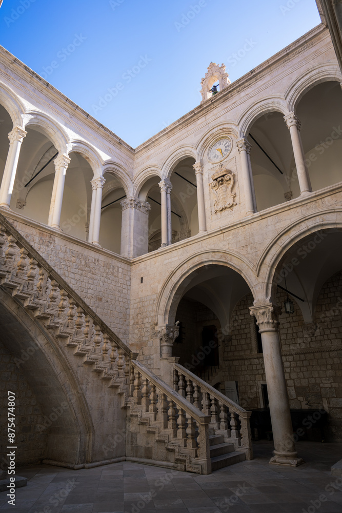 Obraz premium Der Innenhof des Rektorenpalast in der historischen Altstadt von Dubrovnik, Kroatien (Hochformat)