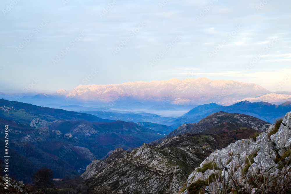 Amanecer en los picos de Europa Amanecer en los picos de Europa