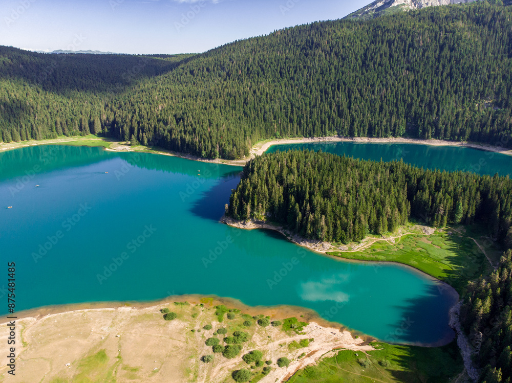 Drohnenaufnahme vom schwarzen See oder Crno Jezero, einem Gletschersee und ein Higlight in Durmitor Montenegro, im Hintergrund die Berge mit Bäumen und Wald Drohnenaufnahme vom schwarzen See oder Crno Jezero, einem Gletschersee und ein Higlight in Durmitor Montenegro, im Hintergrund die Berge mit Bäumen und Wald