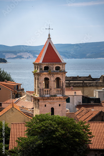 Blick auf die Altstadt von Omiš mit Kirchturm, fotografiert vom Mirabela Fortress (Peovica), Kroatien (Hochformat) photo