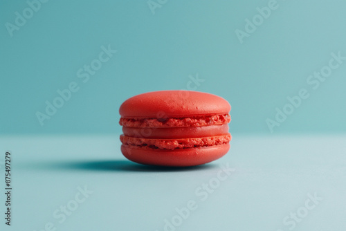 A single, glistening macaro...
