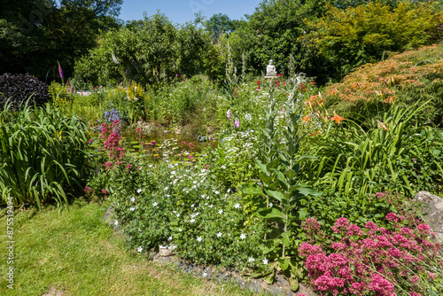 bunter Blumengarten um den Gartenteich photo