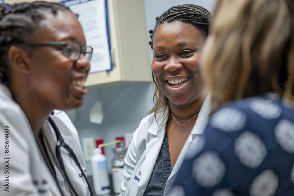 Obraz premium Smiling Female Doctor Talking to Patient