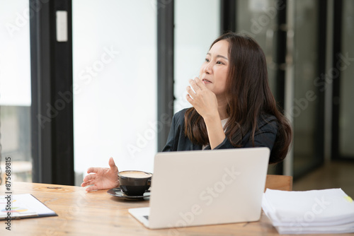 Asian business woman Give advice to customers via online. 