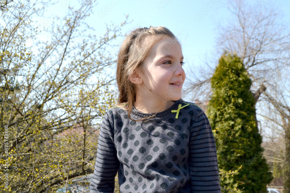 Fototapeta premium beautiful girl in the park, best focus on the face,background blurred
