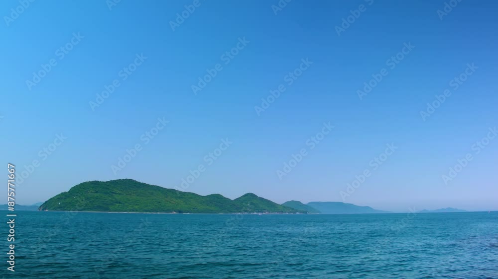 小島が浮かぶ快晴の海原と穏やかな波 小島が浮かぶ快晴の海原と穏やかな波