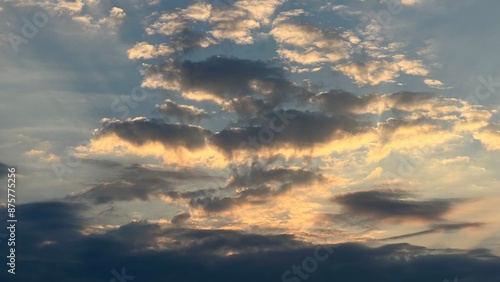 Wunderschöne, atemberaubende Wolkenformation die in unterschiedlichen Farben den Himmel schmückt. Schönheit des Himmels, Himmel, Woken, Farben, Sonne photo