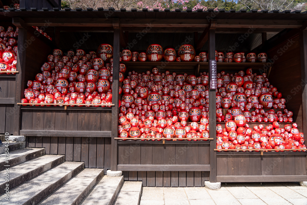 Obraz premium 大阪箕面の勝尾寺の勝ちダルマ奉納棚