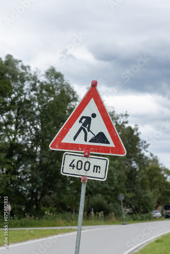 Verkehrszeichen warnt vor Baustelle