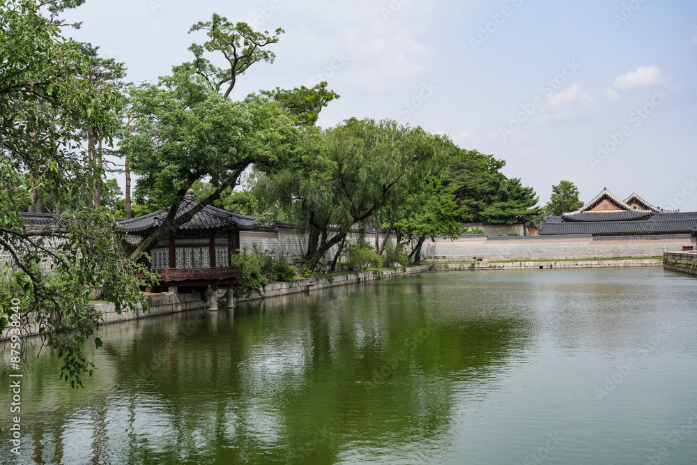 Fototapeta premium 景福宮の池の中に建つ慶会楼