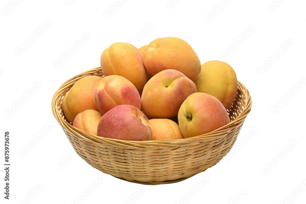 Albaricoques en una canasta de mimbre, fruta fresca Albaricoques en una canasta de mimbre, fruta fresca