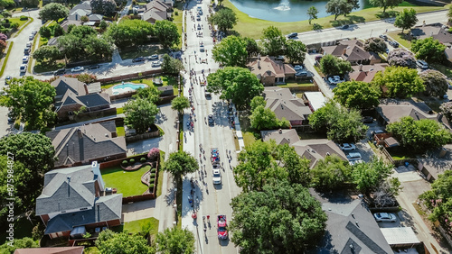 Fotografi Lush greenery residential neighborhood with pond water fountain and large group