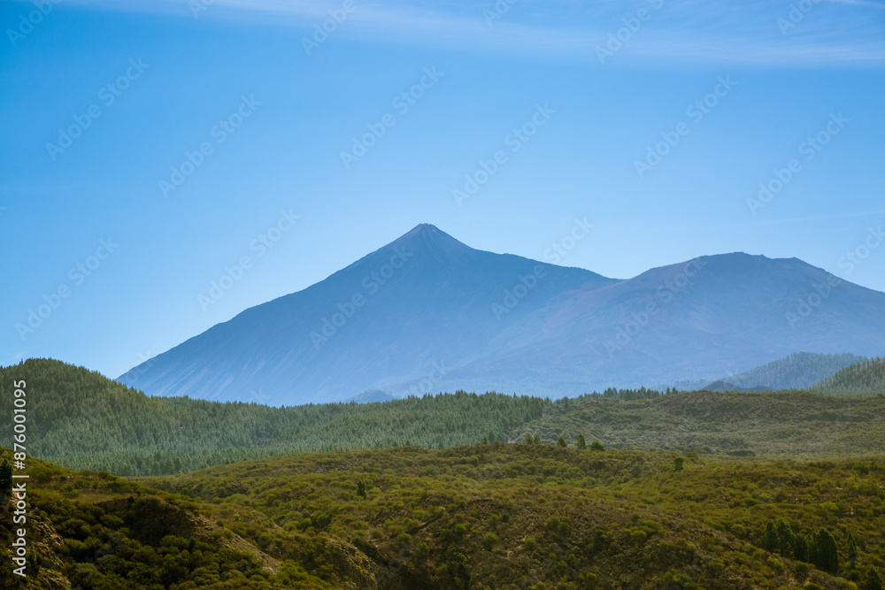 Fototapeta premium Panorama montano estivo con profilo di vulcano