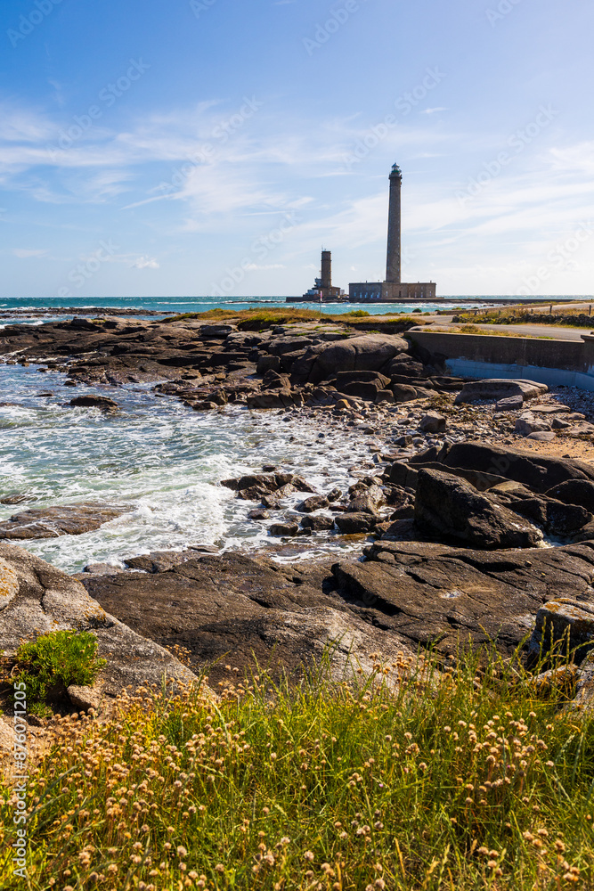 Obraz premium Phare de Gatteville, sur la Pointe de Barfleur, depuis les rochers le long de la Route du Phare