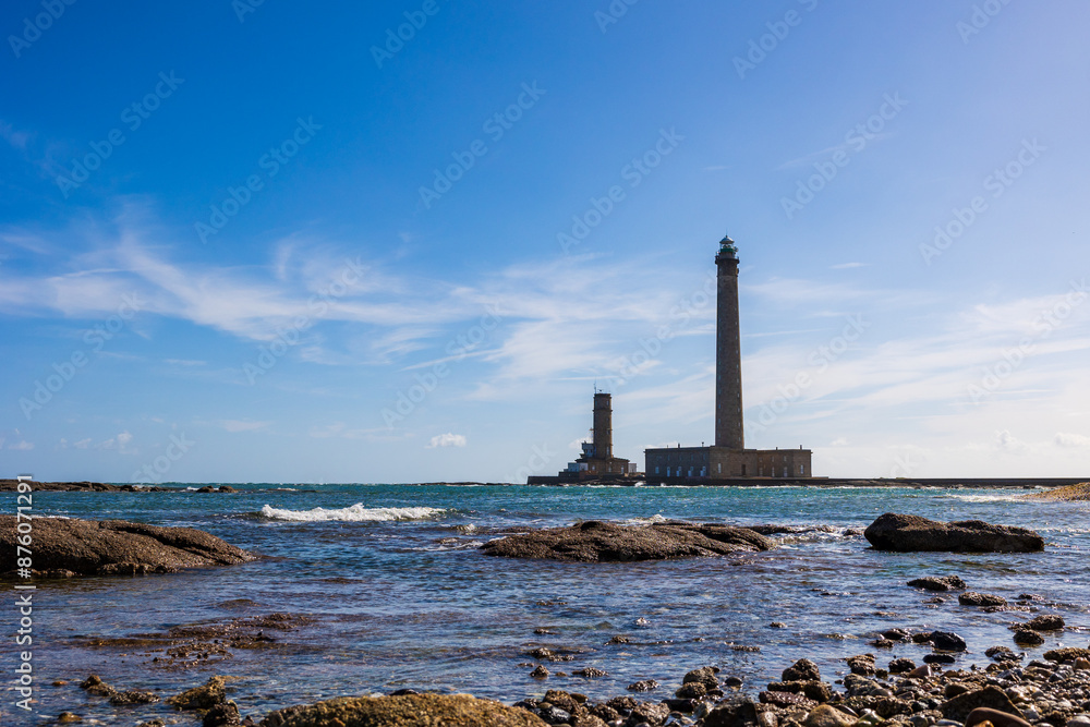 Obraz premium Phare de Gatteville, sur la Pointe de Barfleur, depuis les rochers le long de la Route du Phare