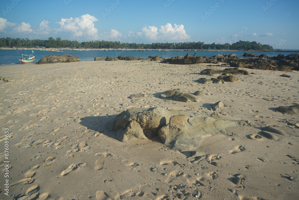 Φωτογραφία Ngapali rocks and beach There are boats carrying tourists like locals waiting