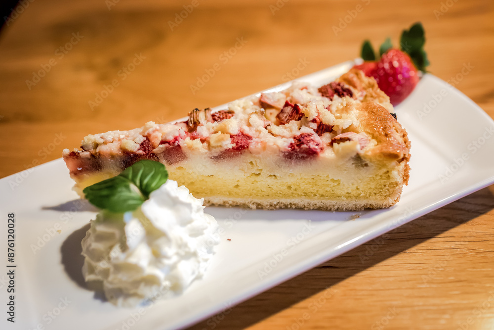 Stück Frucht Kuchen mit Sahne und Erdbeere Stück Frucht Kuchen mit Sahne und Erdbeere