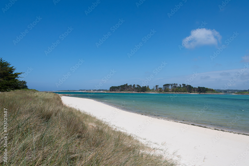 Fototapeta premium Belle plage sur l'île Grande en Bretagne - France