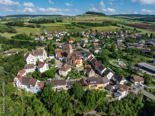 Luftbild, Ortsansicht von Blumenfeld, Ortsteil der südbadischen Stadt Tengen mit dem Schloss Blumenfeld und der Pfarrkirche St. Michael