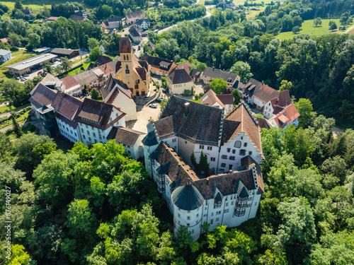 Luftbild, Ortsansicht von Blumenfeld, Ortsteil der südbadischen Stadt Tengen mit dem Schloss Blumenfeld und der Pfarrkirche St. Michael