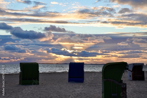 Sonnenuntergang am Strand von Utersum auf der Insel Föhr im Wattenmeer der Nordsee mit Blick zu den Leuchturm der Insel Amrum und Wiek