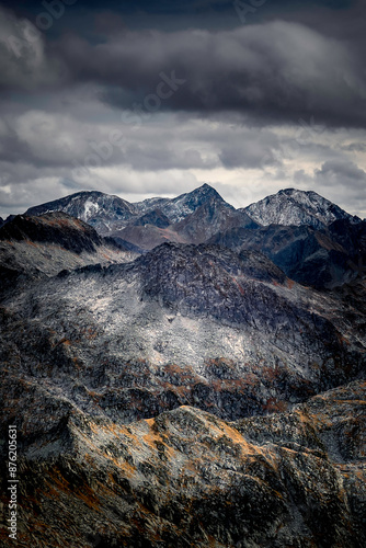 Les plus hauts sommets de l'Ariège dans les Pyrénées sous un ciel nuageux