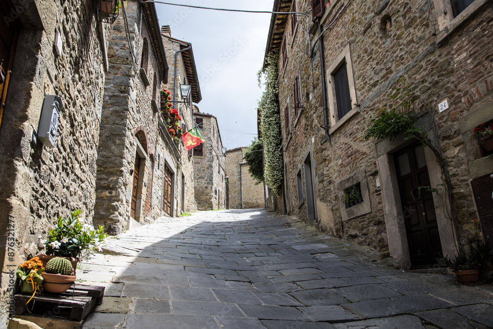 Fototapeta premium Klimatyczna uliczka w miasteczku w Toskani