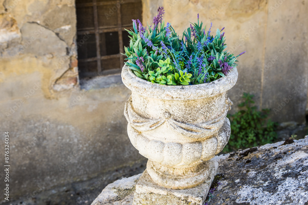 Fototapeta premium Zabytkowy wazon z bukietem polnych kwiatów