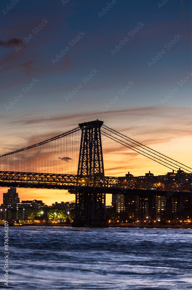 Fototapeta premium Scenic 4K Ultra HD image of Manhattan Skyline and Williamsburg Bridge from North 5th St Pier