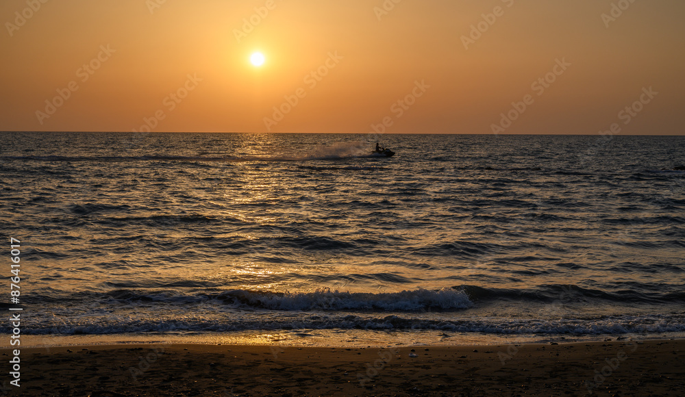 Obraz premium Orange sunset over the sea