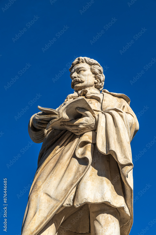 Obraz premium Statue of Gheorghe Lazăr in the center of Bucharest
