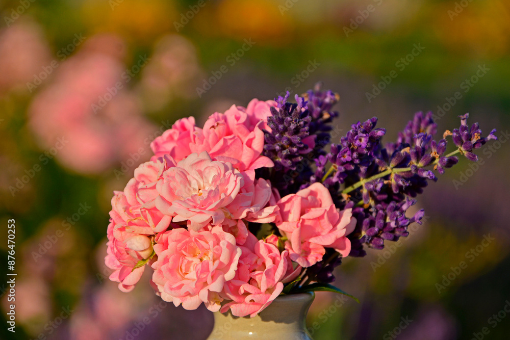 różowe róże i fioletowa lawenda w wazonie na rozmytym tle, róże i lawenda w małym wazonie na tle ogrodu, pink roses and purple lavender in a vase on a blurry background