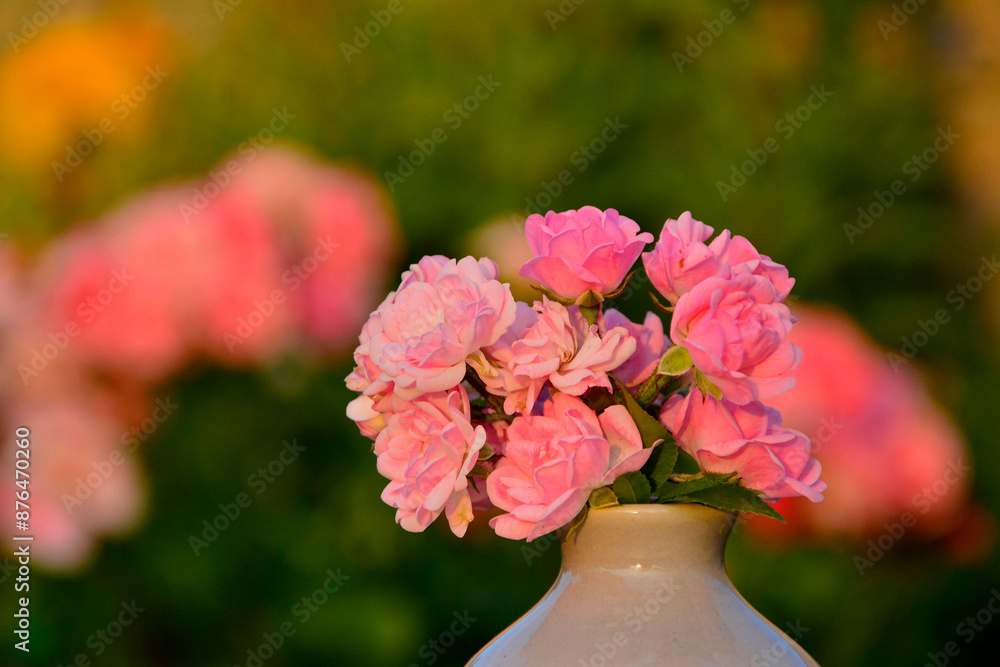 różowe róże w wazonie na rozmytym tle, rózowe róze w małym wazonie na tle ogrodu, bukiecik różowych róż, pink roses in a vase on a blurry background, pink roses in a small vase on a garden background