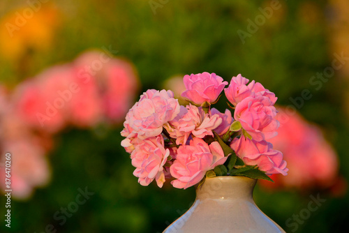Obraz na płótnie różowe róże w wazonie na rozmytym tle, rózowe róze w małym wazonie na tle ogrodu, bukiecik różowych róż, pink roses in a vase on a blurry background, pink roses in a small vase on a garden background w salonie