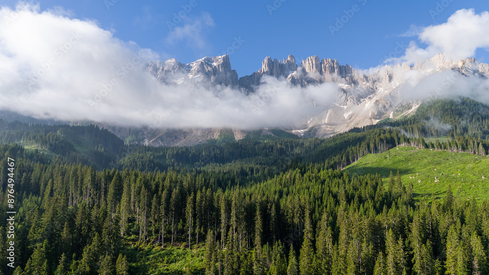 Fototapeta premium Le lac de Carezza dans les dolomites en Italie