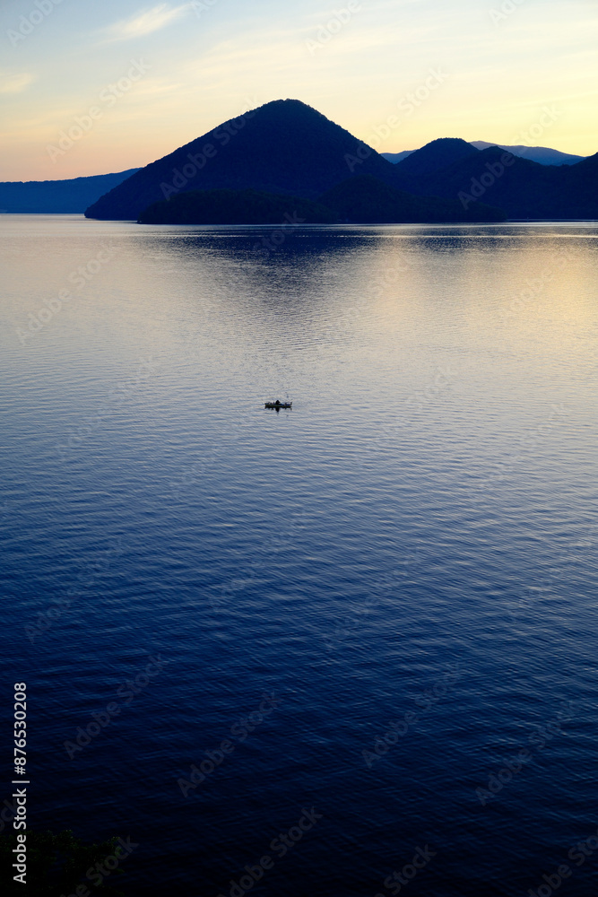 Fototapeta premium 洞爺湖と朝焼け 
