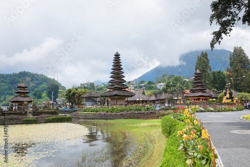 Obraz na płótnie Beautiful view of Ulun Danu Beratan Temple in Bali Island in Bali Island, Indonesia
w salonie