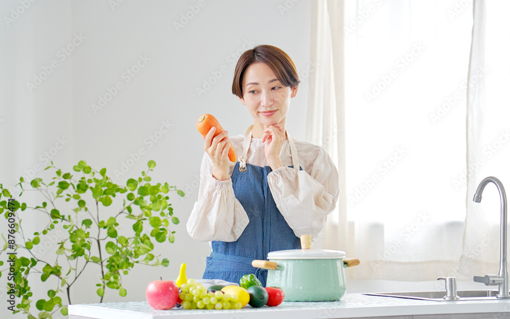 キッチンで考える女性 キッチンで考える女性