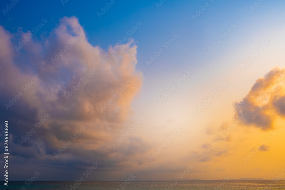 Naklejka premium Enjoy a panoramic view of the skyline. The sun rises in the morning sky with colorful clouds. and beautiful cloud patterns In the soft light of the morning