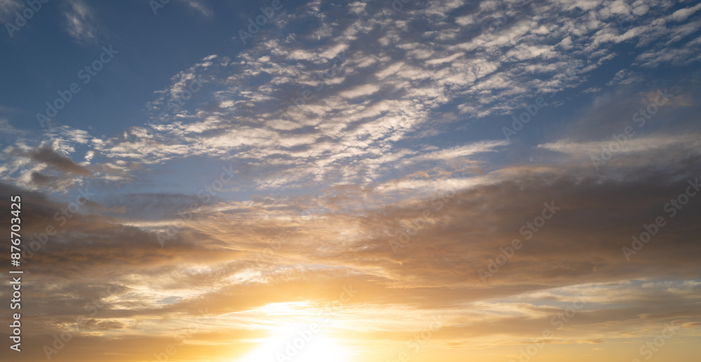 Obraz premium Sunrise background. Dramatic sunset background. Sky with clouds in Sunrise sky light background. Sunrise with clouds in various shapes background. Calm Sunrise.