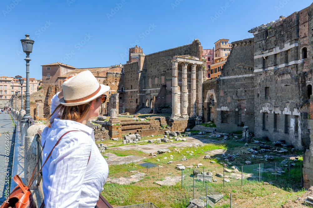 Φωτογραφία A happy blond woman tourist is standing near the Roman Forum, old ruins at the center of Rome, Italy