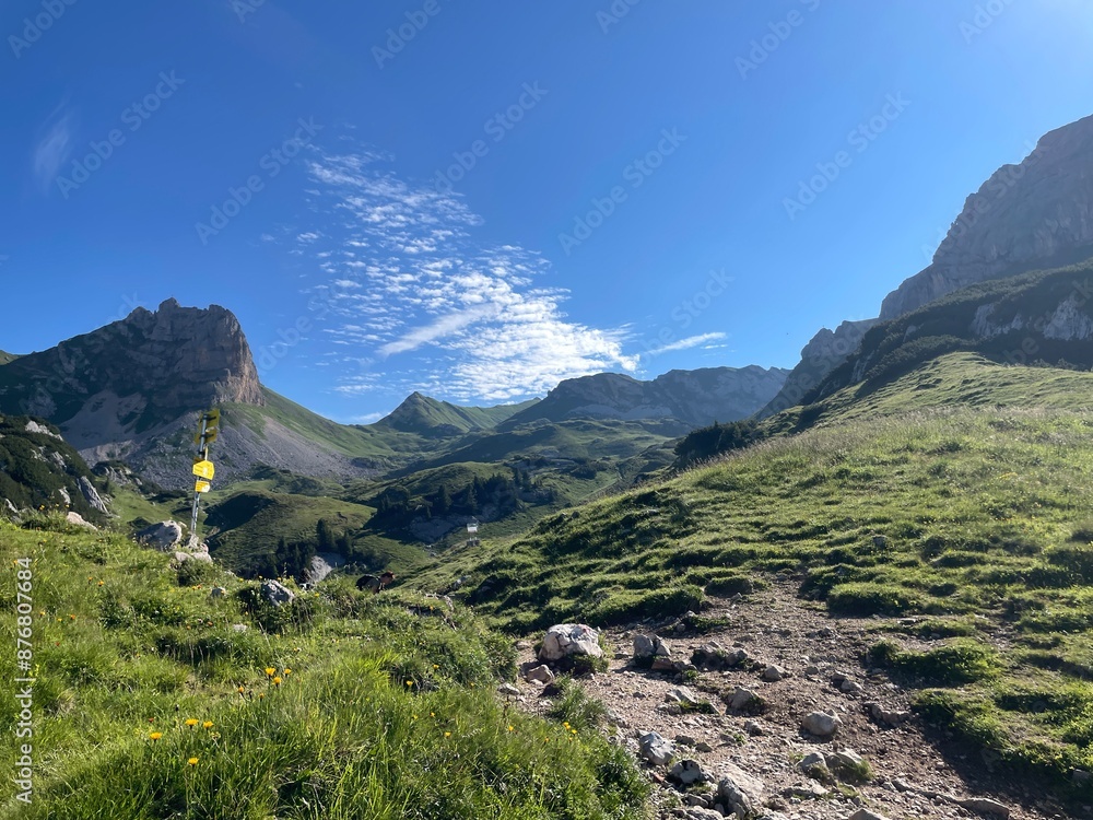 Fototapeta premium Wanderung Rofangebirge zum Zireiner See