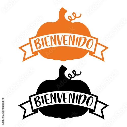 Logo con texto manuscrito Bienvenido en español en caligrafía en bandera de cinta sobre silueta de calabaza para felicitaciones y tarjetas