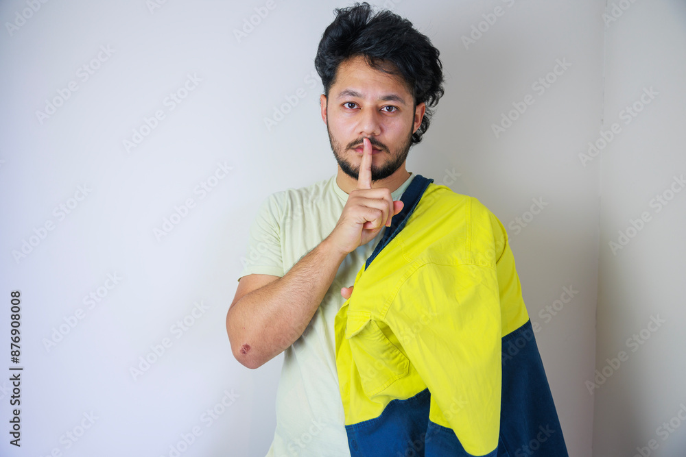 内緒の話 黄色い作業服を肩にかける男性 内緒の話 黄色い作業服を肩にかける男性