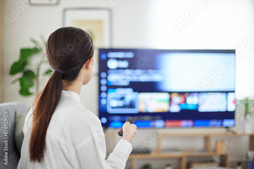 Foto リビングにて動画配信サービスを楽しむ日本人女性