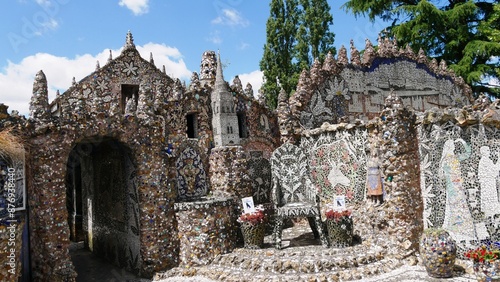 Oeuvre originale, Maison Picassiette de Raymond Isidore à Chartres, assemblée en mosaïque de faïence, porcelaine et verre. France Europe photo