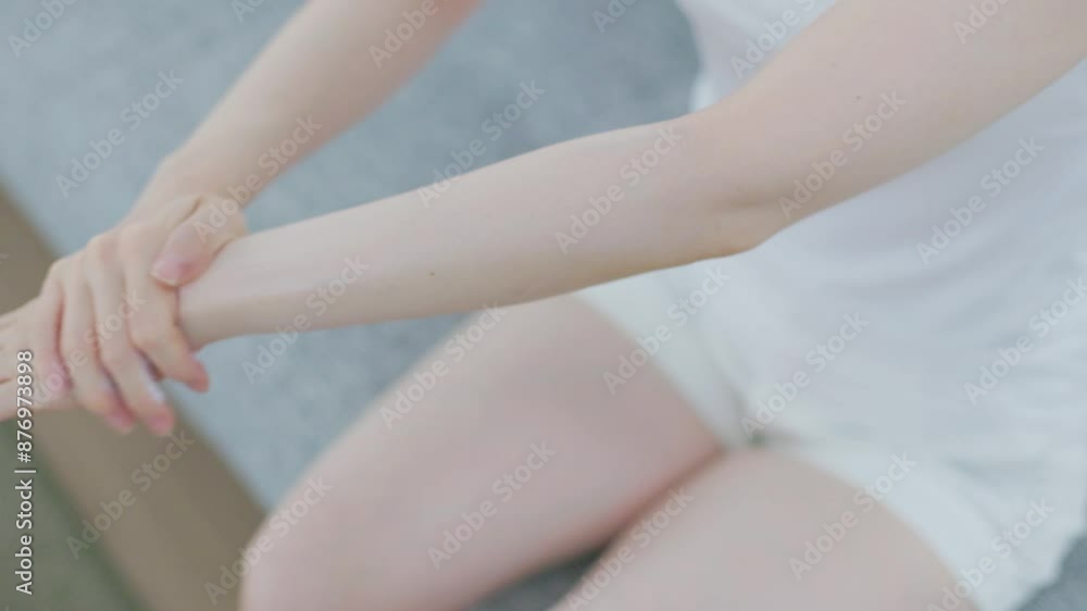 日焼け止めを塗る日本人女性の手元 日焼け止めを塗る日本人女性の手元